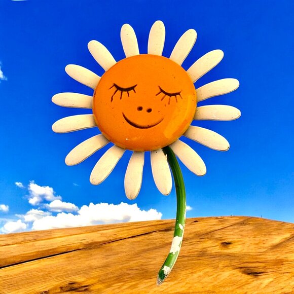 Vintage 1960s Enameled Metal Flower Daisy Brooch with Cartoon Face as is - Picture 2 of 11